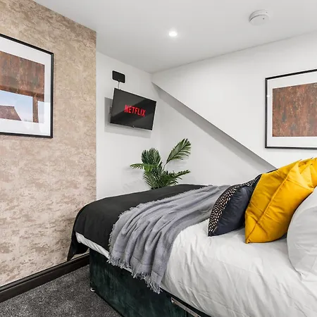 Stylish Designer 4 Bed - Parking - Sleeps 13 بيت للعطل