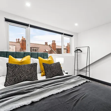 Stylish Designer 4 Bed - Parking - Sleeps 13 *