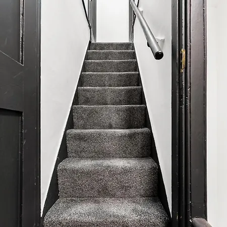 بيت للعطل Stylish Designer 4 Bed - Parking - Sleeps 13 *