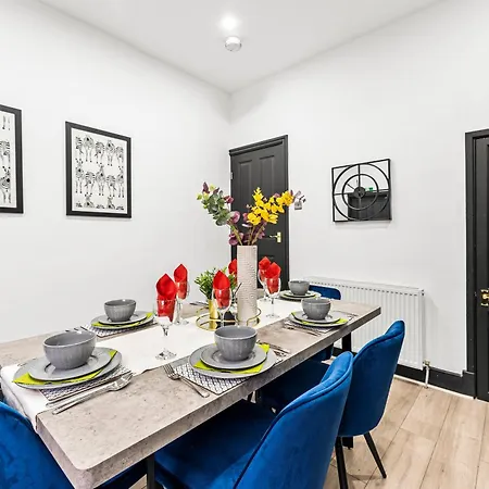 Stylish Designer 4 Bed - Parking - Sleeps 13 *