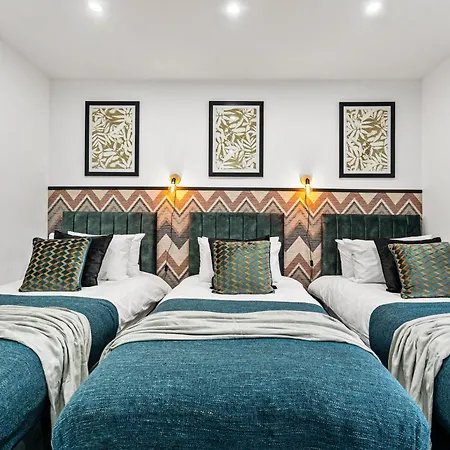 Stylish Designer 4 Bed - Parking - Sleeps 13 بيت للعطل ليدز