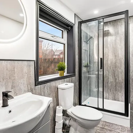 Stylish Designer 4 Bed - Parking - Sleeps 13 ليدز
