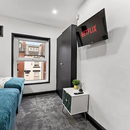 بيت للعطل Stylish Designer 4 Bed - Parking - Sleeps 13 *