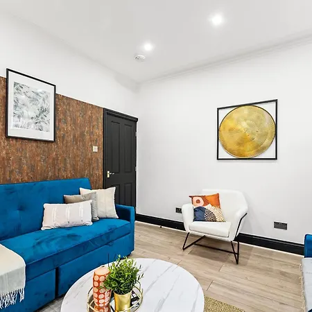 Stylish Designer 4 Bed - Parking - Sleeps 13