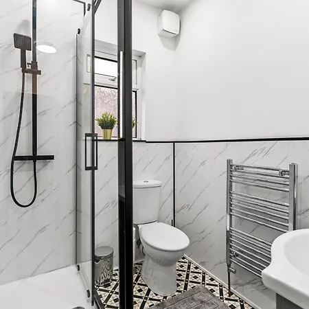 بيت للعطل Stylish Designer 4 Bed - Parking - Sleeps 13 *