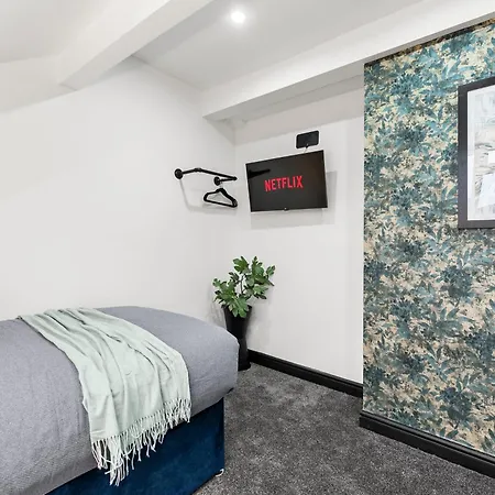 Stylish Designer 4 Bed - Parking - Sleeps 13 *