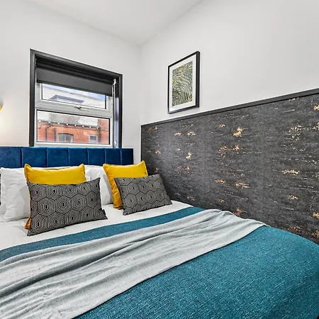 Stylish Designer 4 Bed - Parking - Sleeps 13 بيت للعطل ليدز