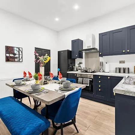 Stylish Designer 4 Bed - Parking - Sleeps 13 بيت للعطل *