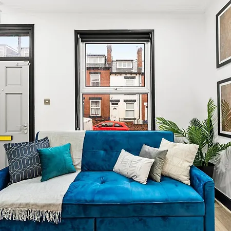 Stylish Designer 4 Bed - Parking - Sleeps 13