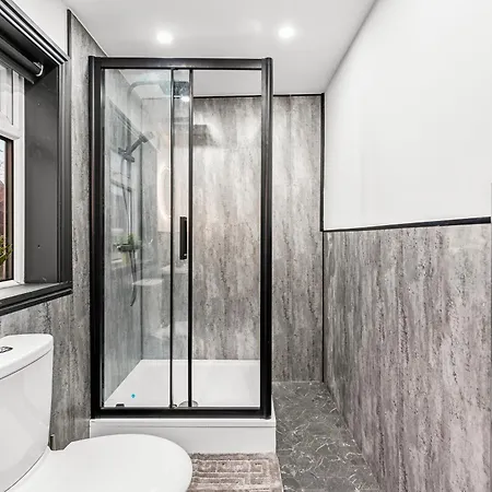 Stylish Designer 4 Bed - Parking - Sleeps 13 بيت للعطل