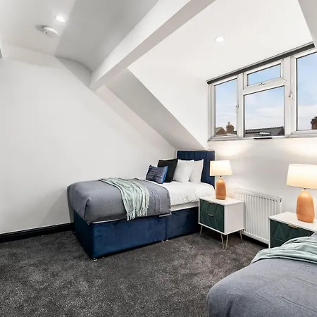بيت للعطل Stylish Designer 4 Bed - Parking - Sleeps 13 ليدز