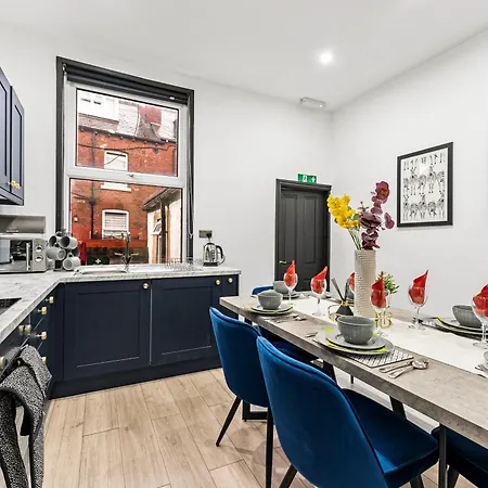 Stylish Designer 4 Bed - Parking - Sleeps 13