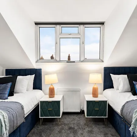 Stylish Designer 4 Bed - Parking - Sleeps 13 بيت للعطل *