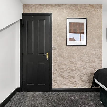 Stylish Designer 4 Bed - Parking - Sleeps 13 * ليدز