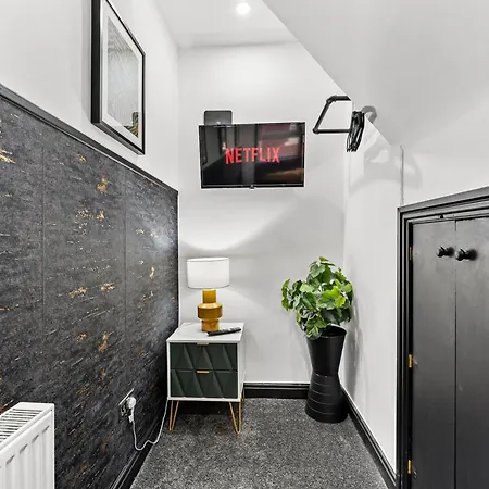 Stylish Designer 4 Bed - Parking - Sleeps 13 *