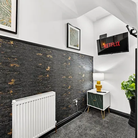 بيت للعطل Stylish Designer 4 Bed - Parking - Sleeps 13 ليدز