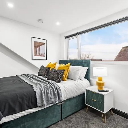 Stylish Designer 4 Bed - Parking - Sleeps 13 *