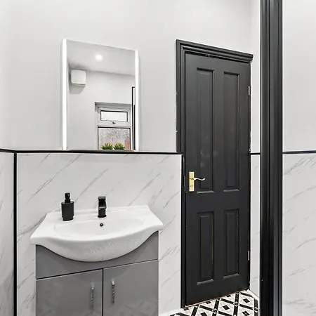 بيت للعطل Stylish Designer 4 Bed - Parking - Sleeps 13