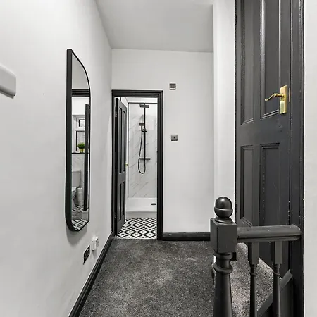 Stylish Designer 4 Bed - Parking - Sleeps 13 بيت للعطل ليدز
