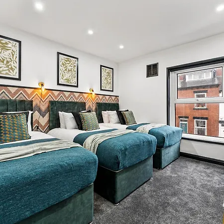Stylish Designer 4 Bed - Parking - Sleeps 13