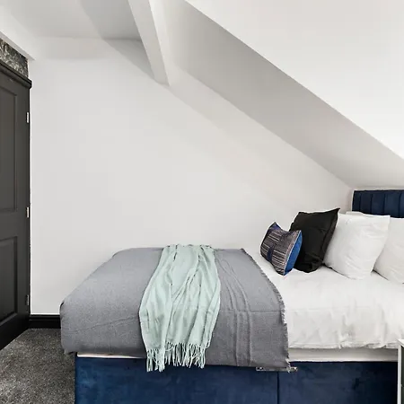 Stylish Designer 4 Bed - Parking - Sleeps 13 بيت للعطل ليدز