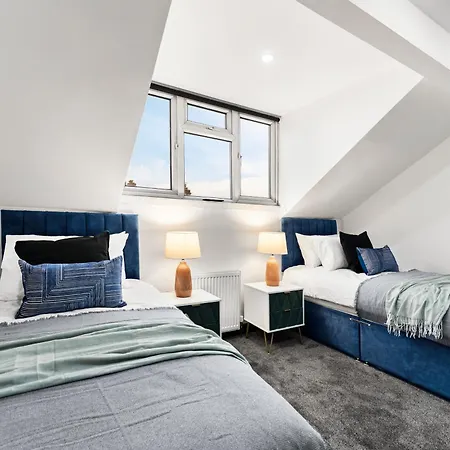 بيت للعطل Stylish Designer 4 Bed - Parking - Sleeps 13 ليدز