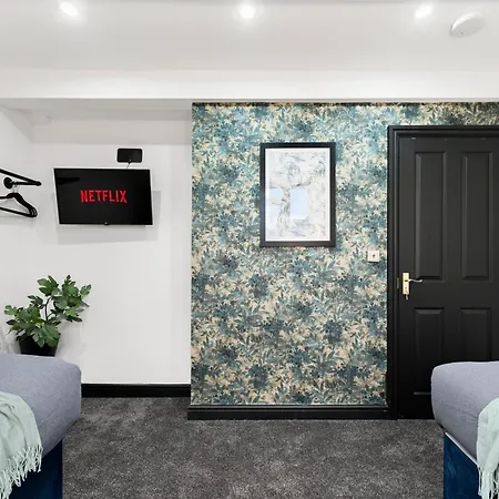 Stylish Designer 4 Bed - Parking - Sleeps 13 بيت للعطل