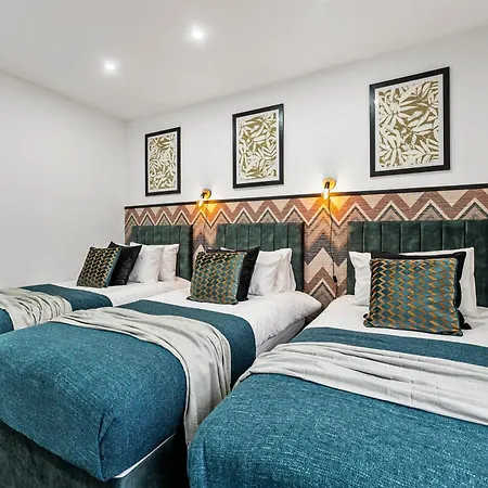 بيت للعطل Stylish Designer 4 Bed - Parking - Sleeps 13 *