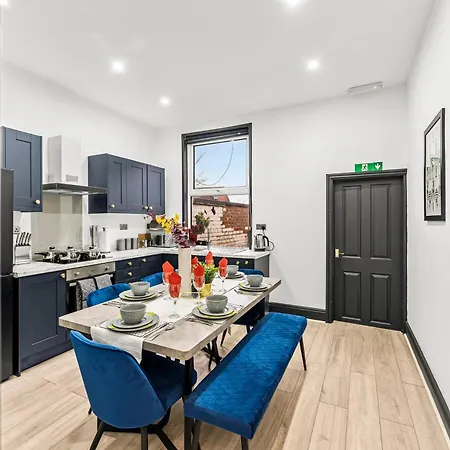 Stylish Designer 4 Bed - Parking - Sleeps 13 * ليدز